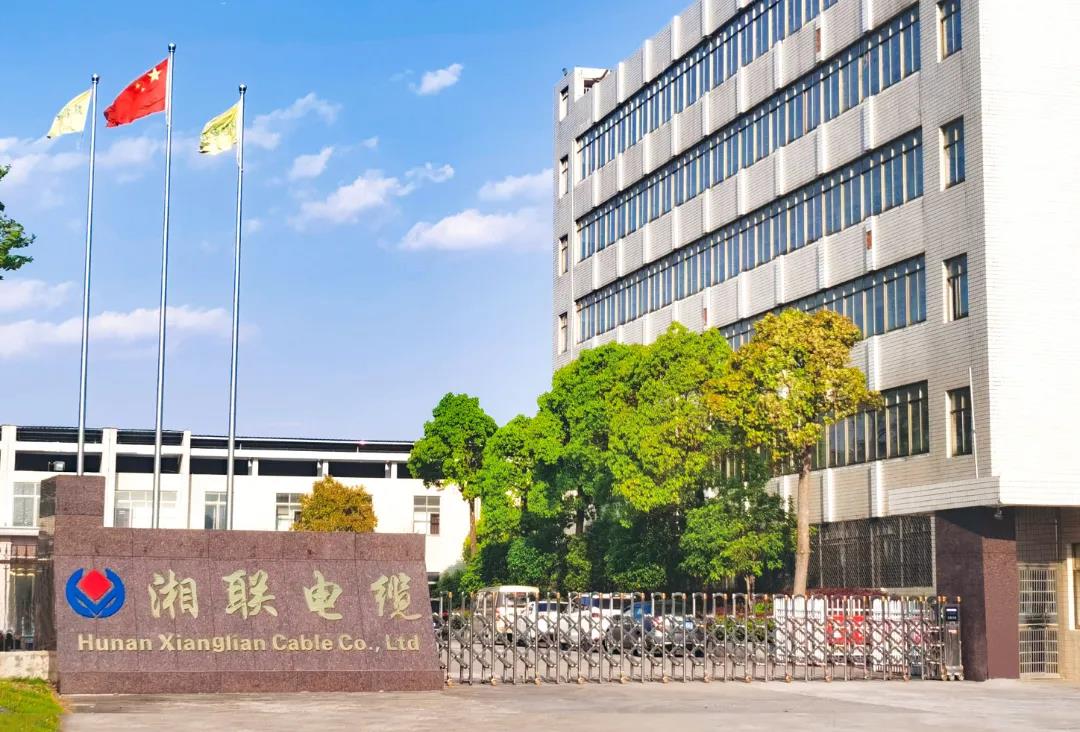 今日小雪，用一組湘聯(lián)小伙伴拍攝的美照來迎接廠區(qū)的冬天！